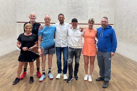 Die deutschen Squash-Masters in Budapest: (v.v.l.n.r.): Iris H&ouml;fling, (h.v.l.n.r.): Peter H&ouml;fling, Christian Br&ouml;cker, Holger Weber, Thomas D&ouml;rnhoff, Iris Stockbauer und Rene Sorge (es fehlt: Friedrich Scheuch) - Bild: DSQV