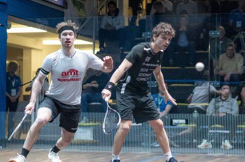 Valentin Rapp (re) im Duell mit Yannick Wilhelmi - Bild: PSA Squash Tour