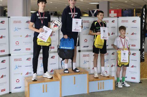 Oleksii Bielikov (2.v.l.) gewinnt die U15-Konkurrenz der Austrian Junior Open - Bild: DSQV