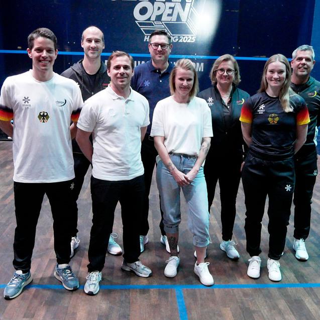 V.l.n.r. Nationalspieler Raphael Kandra, Bundestrainer Simon R&ouml;sner, OSAKA-Vertreter Anthony Boschman, DSQV-Pr&auml;sident Michael G&auml;de, Dr. Sonja Sojka von DSQV-Partner Rechtsanwaltskanzlei Dr. Sojka & Kasch, DSQV-Sportdirektorin Karin Kras