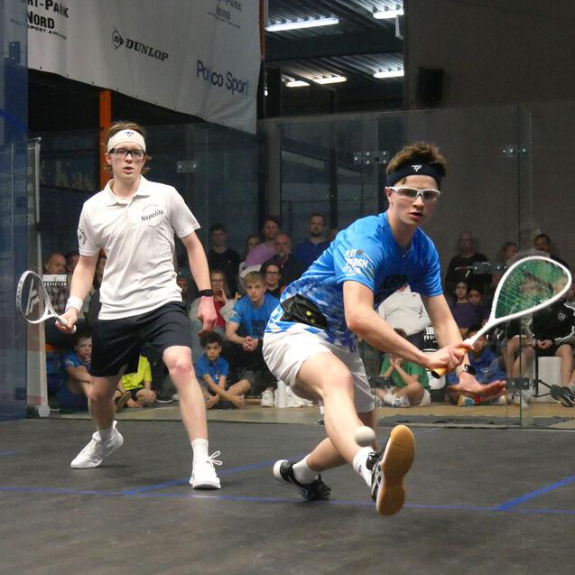 Alexander Neumann (re) behielt im U19-Finale gegen Rufus Gebhardt in drei Sätzen die Oberhand - Bild: DSQV - Lennard Jessen
