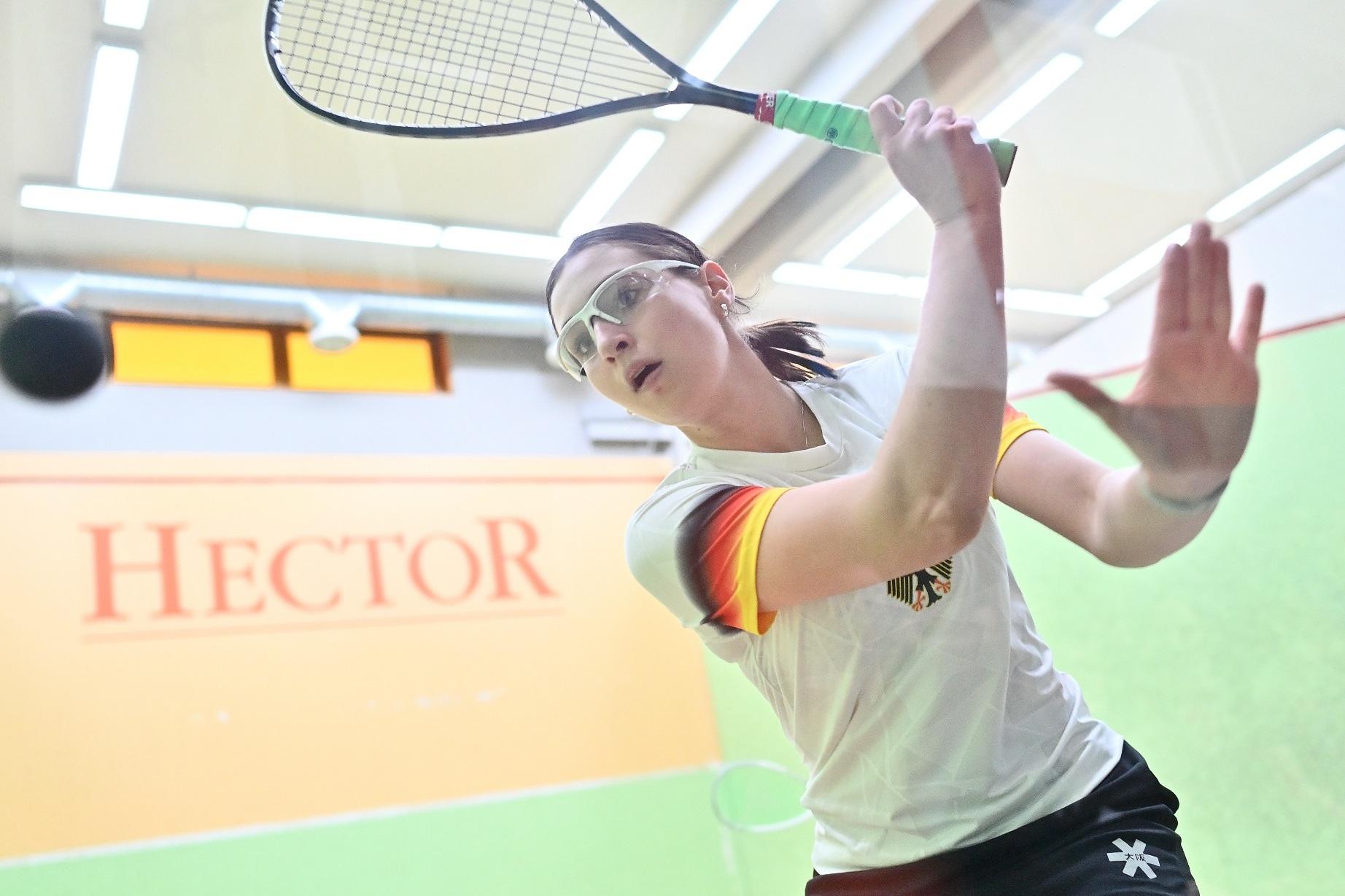 Maya Weishar unterlag im heutigen Habfinale der Einzel EM U19 gegen Emily Coulcher-Porter - Bild: squashPage.net