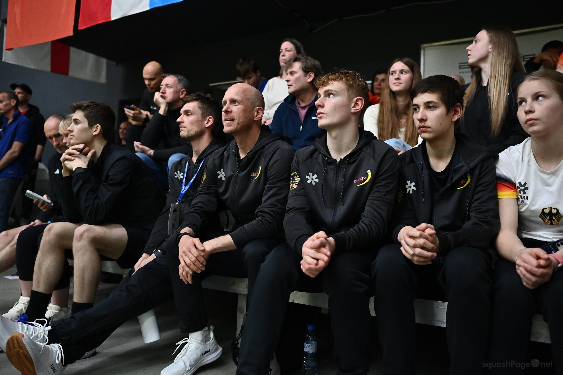 Mitfiebern beim Viertelfinale von Maya Weishar: die deutsche Bank mit Bundestrainer Valentin Rapp, Bundeshonorartrainer Christian Radeke, Levi Visser, Oleksii Bielikov und Chiara Lang - Bild: squashPage.net