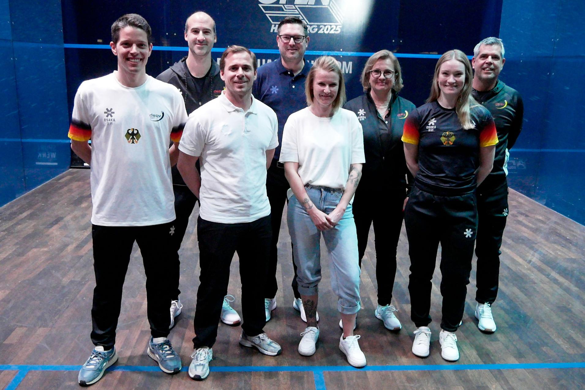 V.l.n.r. Nationalspieler Raphael Kandra, Bundestrainer Simon R&ouml;sner, OSAKA-Vertreter Anthony Boschman, DSQV-Pr&auml;sident Michael G&auml;de, Dr. Sonja Sojka von DSQV-Partner Rechtsanwaltskanzlei Dr. Sojka & Kasch, DSQV-Sportdirektorin Karin Kras