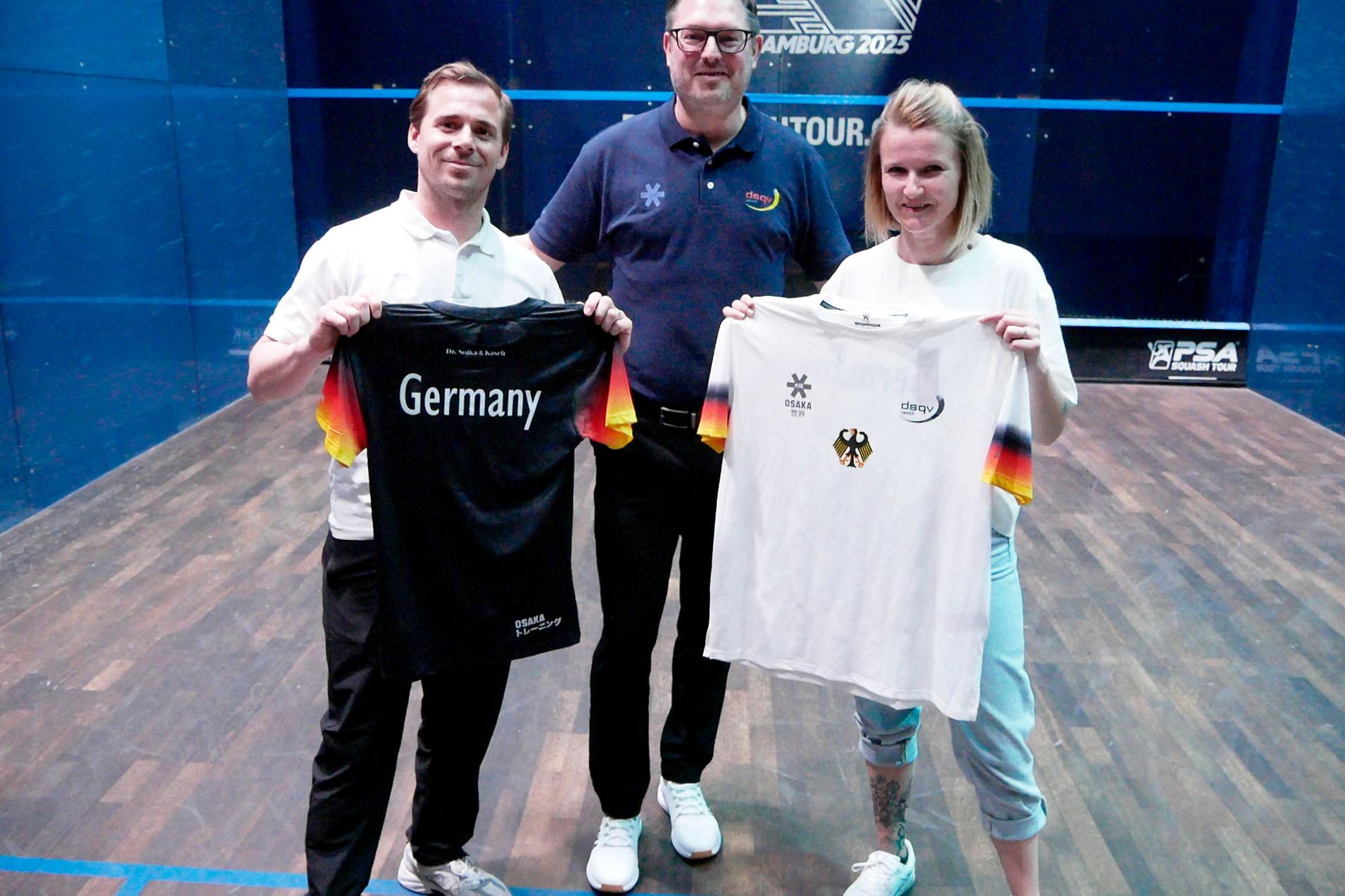 Anthony Boschman (li) vom neuen DSQV-Ausr&uuml;ster OSAKA World, DSQV-Pr&auml;sident Michael G&auml;de (Mitte) und Dr. Sonja Sojka von DSQV-Partner Rechtsanwaltskanzlei Dr. Sojka & Kasch pr&auml;sentieren das neue DSQV-Nationalmannschaftsshirt - Bild: