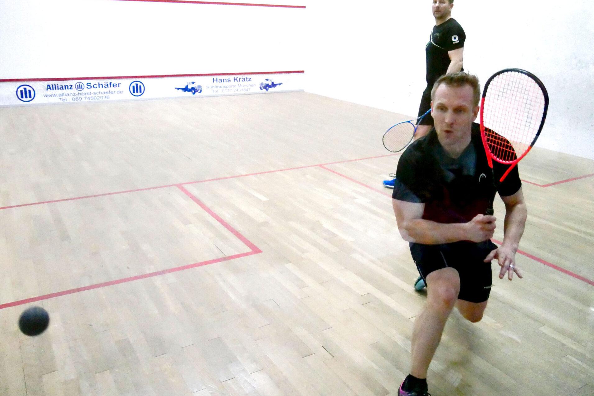 Pasquale Ruzicka (am Ball) im Finale der Herren 40+ gegen Christian Lentes - Bild: DSQV - Lennard Jessen