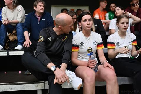 Bundeshonorartrainer Christian Radeke (li) und Maya Weishar sowie Chiara Lang - Bild: squashpage.net