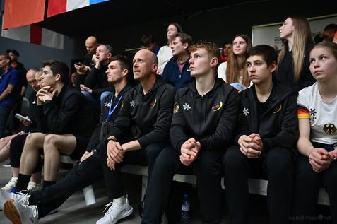 Mitfiebern beim Viertelfinale von Maya Weishar: die deutsche Bank mit Bundestrainer Valentin Rapp, Bundeshonorartrainer Christian Radeke, Levi Visser, Oleksii Bielikov und Chiara Lang - Bild: squashPage.net