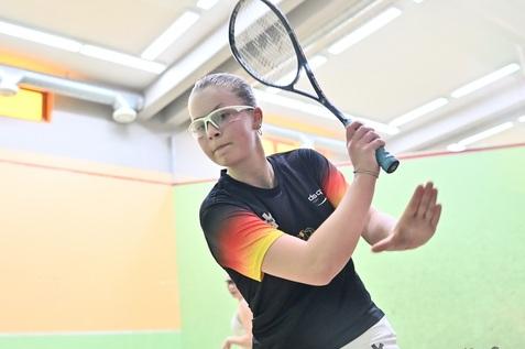 Chiara Lang holt den deutschen Ehrensatz im Duell mit Gastgeber Tschechien - Bild: squashPage.net