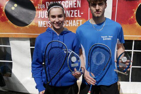Gewannen 2024 die U19 bei den M&auml;dchen und Jungen: Maya Weishar (li) und Finn-Lennart Koch - Bild: DSQV - Lennard Jessen