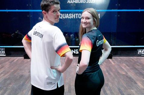 Saskia Beinhard (re) und Raphael Kandra im neuen DSQV-Nationalmannschaftsdress - Bild: DSQV - Lennard Jessen