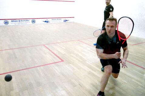 Pasquale Ruzicka (am Ball) im Finale der Herren 40+ gegen Christian Lentes - Bild: DSQV - Lennard Jessen