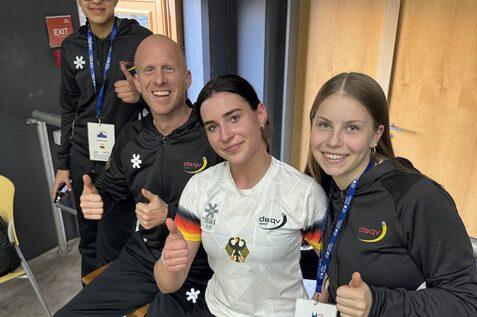 Freude &uuml;ber den Zweitrundensieg von Maya Weishar (2.v.r.): Mariam Ayad, Bundeshonorartrainer Christian Radeke und Chiara Lang (v.l.n.r.) - Bild: DSQV