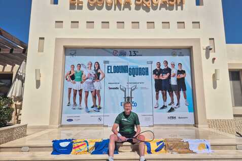 Felix Paal mit dem diesj&auml;hrigen Turniershirt der El Gouna Squash Masters und allen weiteren sechs der bisherigen Turnierserie