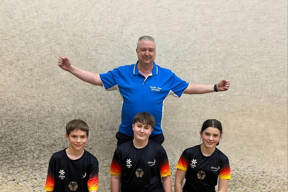 K&ouml;nigsbrunns Vereinstrainer John Thornton (hinten) mit den KSC-Nachwuchstalenten Johannes Mahl (li), Robin Thornton (Mitte) und Jasmina Mahl.