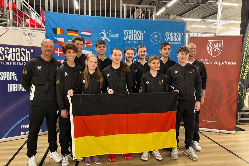 Die deutsche U15- und U17-Nationalmannschaft mit den Bundeshonorartrainern Thomas Hahn (li) und Christian Radeke (re) - Bild: DSQV