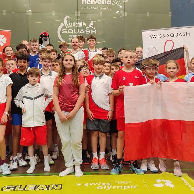 Siegerinnen, Sieger und Platzierte beim Ländervergleichskampf U11/U13 in Uster/Schweiz - Bild: DSQV