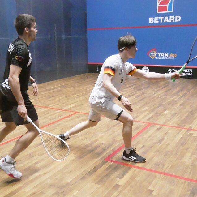 Yannik Omlor (re) machte mit seinem Sieg den deutschen Halbfinal-Einzug klar - Bild: DSQV - Lennard Jessen