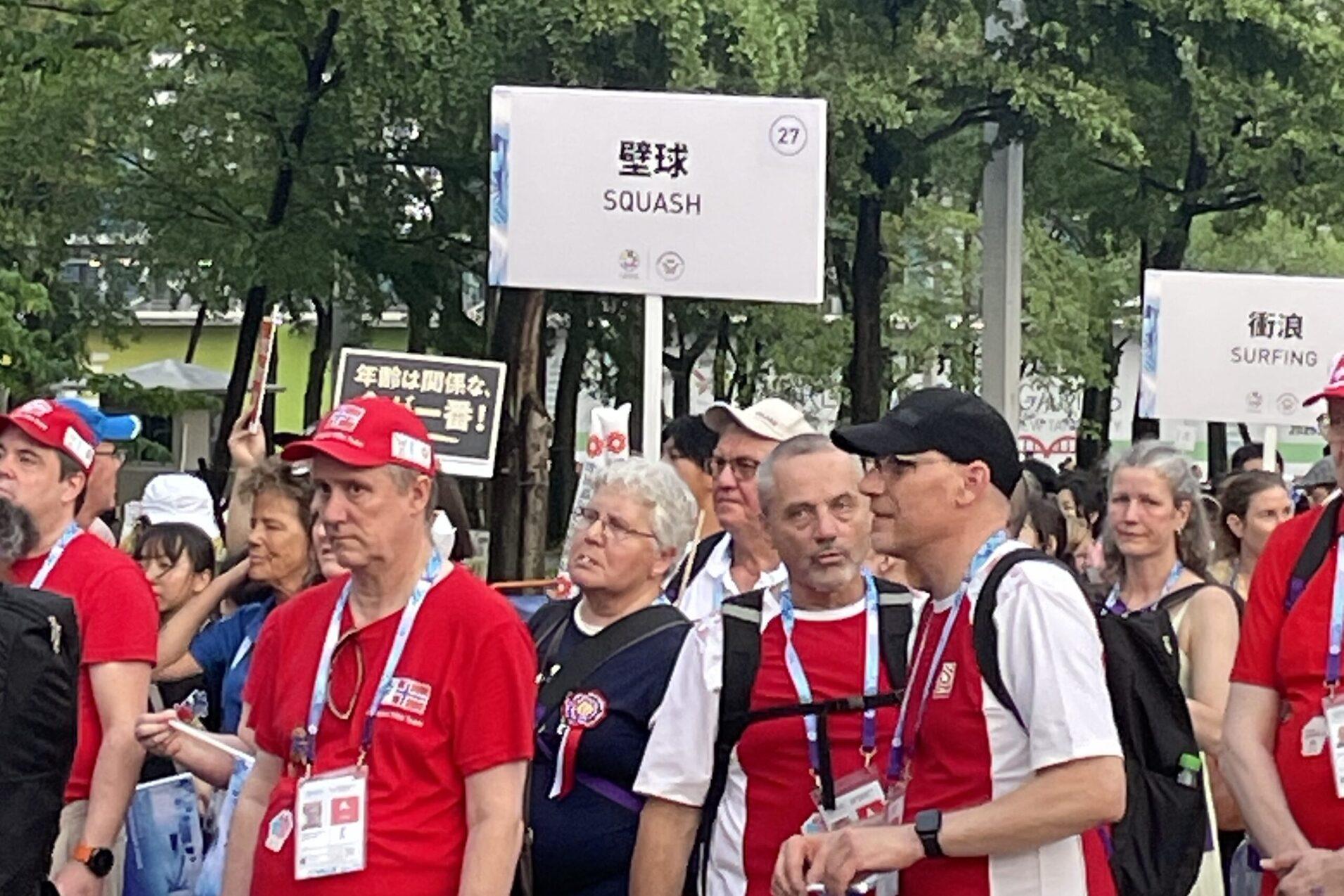 Ein Teil der Squashmasters beim Einlauf in das Stadion bei der Eröffnungsfeier.