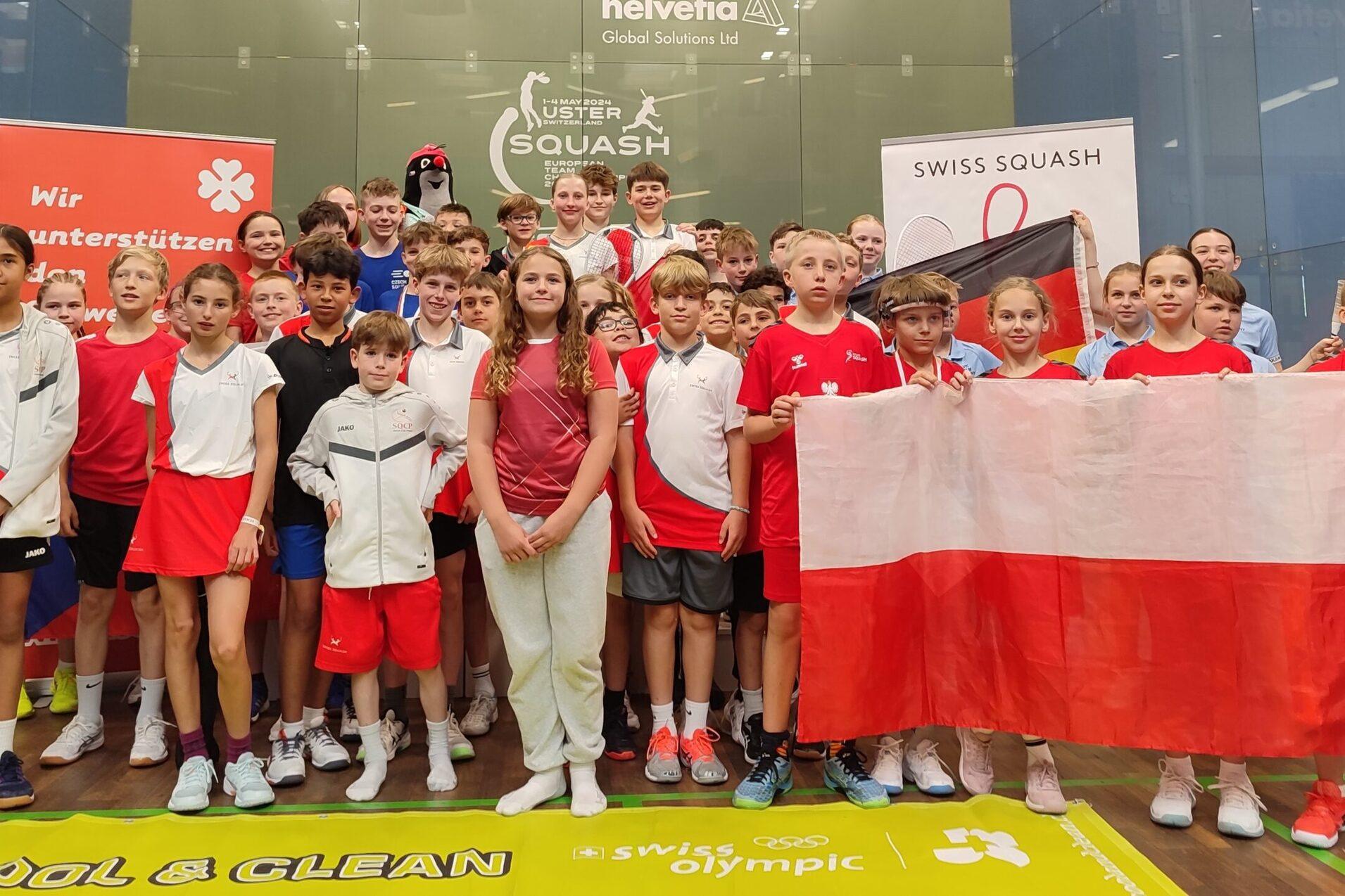 Siegerinnen, Sieger und Platzierte beim Ländervergleichskampf U11/U13 in Uster/Schweiz - Bild: DSQV