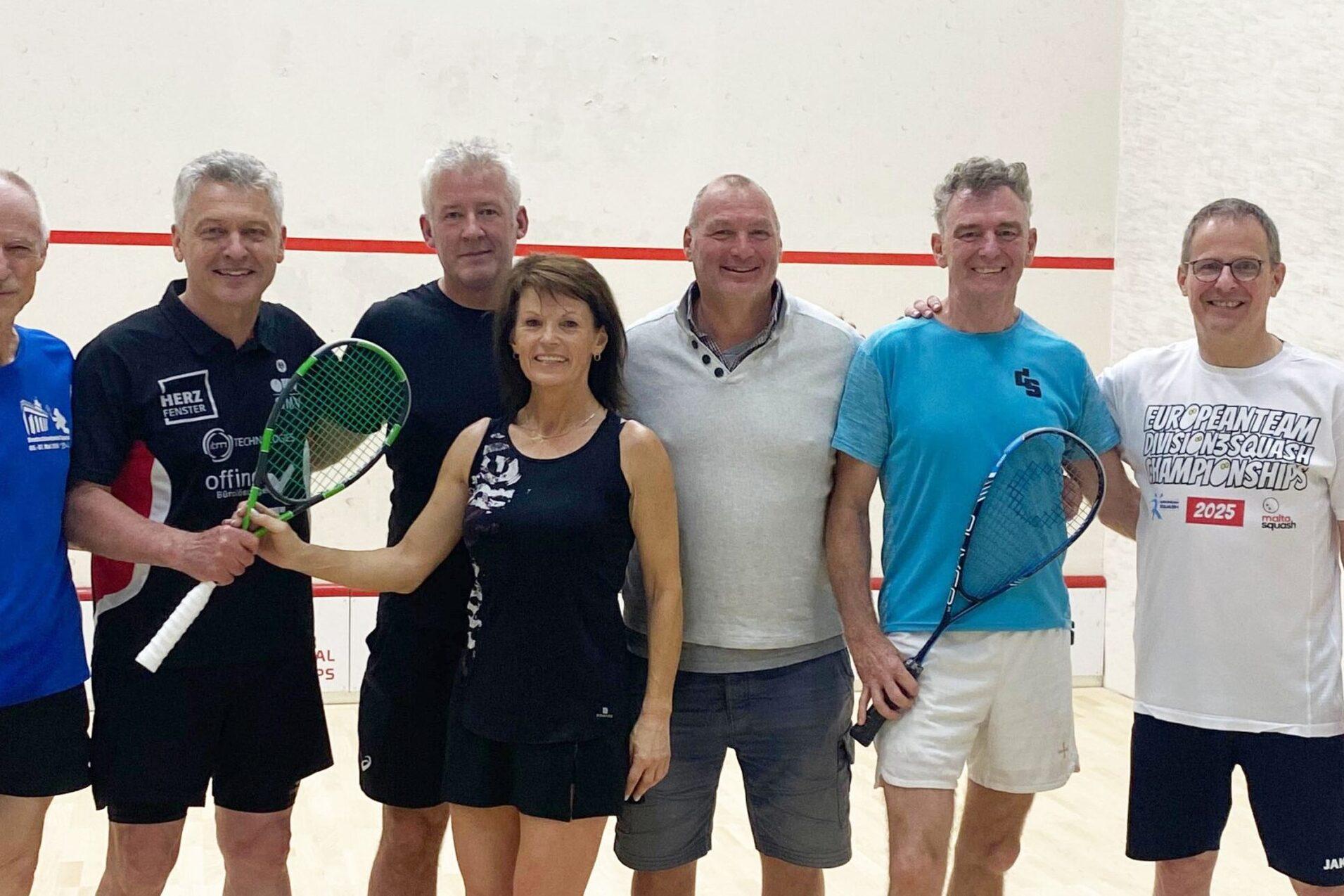 Die deutschen Squash-Masters in Langnau am Albis (es fehlt: Andreas Poschner): Christian Bröcker, Dietmar Jürschik, Stefan Leifels, Monika Wesselkamp, Rob Nayman, Sven Reiter und Carsten Doil (v.l.n.r.)
