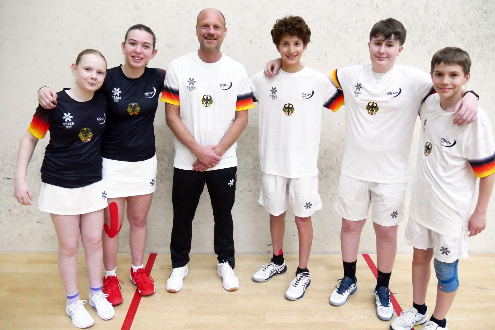V.l.n.r.: Lea Sophie Gsell, Emilia Hartmann, Bundeshonorartrainer U15 Thomas Hahn, Dartagnan Rastogi, Robin Thornton und Johannes Mahl - Bild: DSQV - Lennard Jessen