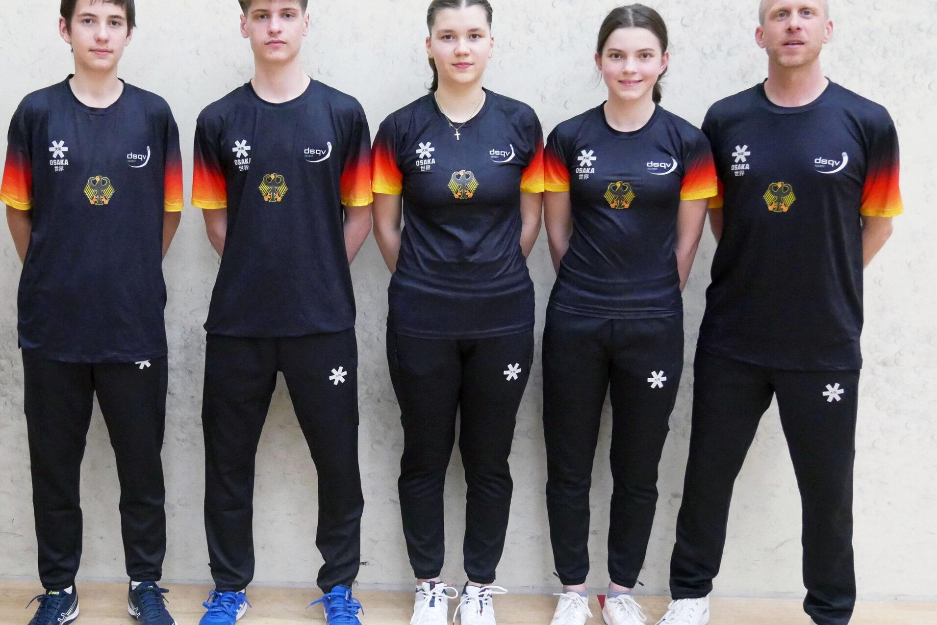 Die deutsche U17-Nationalmannschaft mit Bundeshonorartrainer U17 Christian Radeke (1.v.r.). Es fehlt auf dem Foto: Cedric Andersen