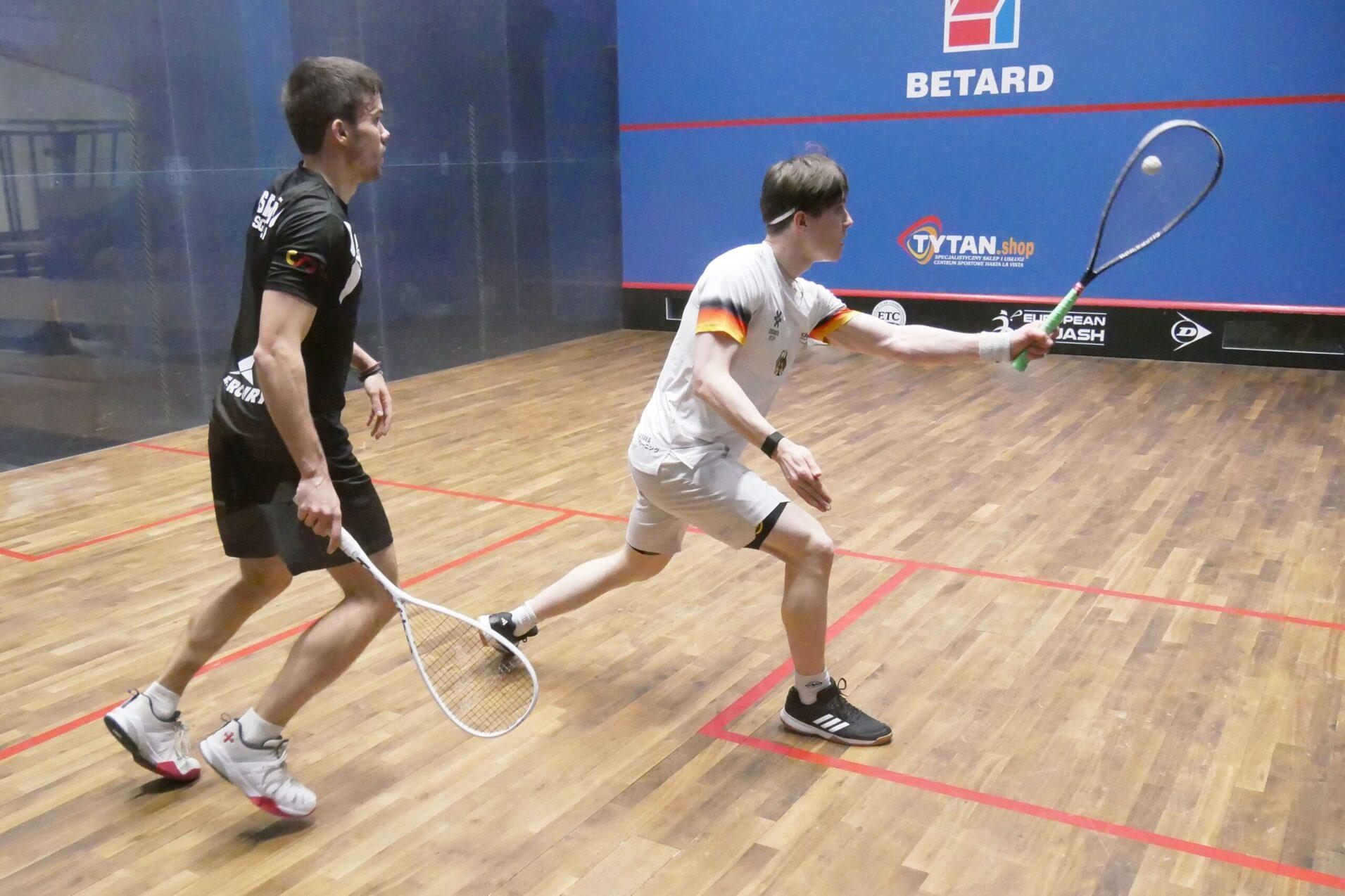 Yannik Omlor (re) machte mit seinem Sieg den deutschen Halbfinal-Einzug klar - Bild: DSQV - Lennard Jessen