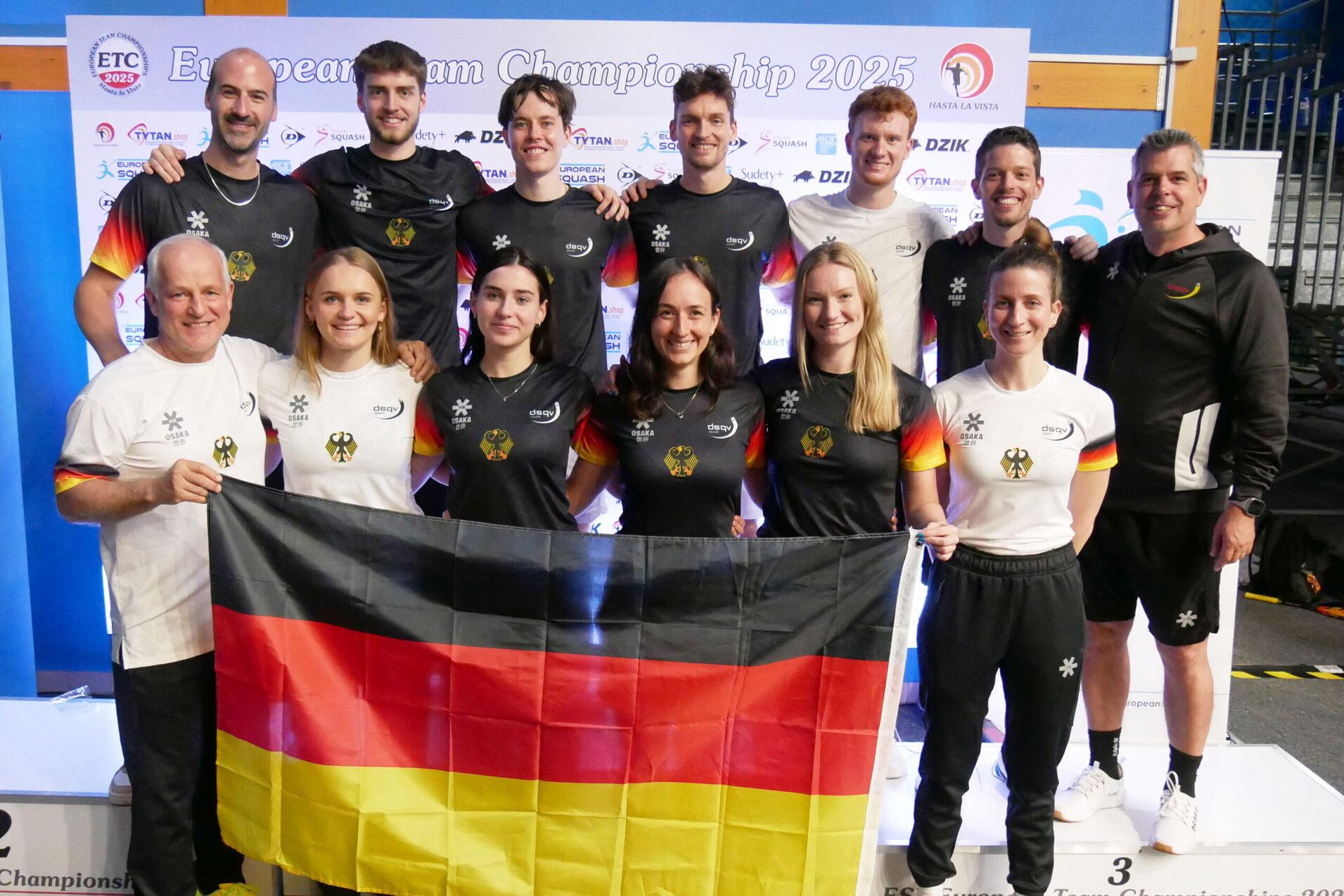 Die deutschen Nationalmannschaften der Damen und Herren bei der Team EM 2025 in Wroclaw inkl. Bundestrainer und physiotherapeutischer Betreuung - Bild: DSQV - Lennard Jessen