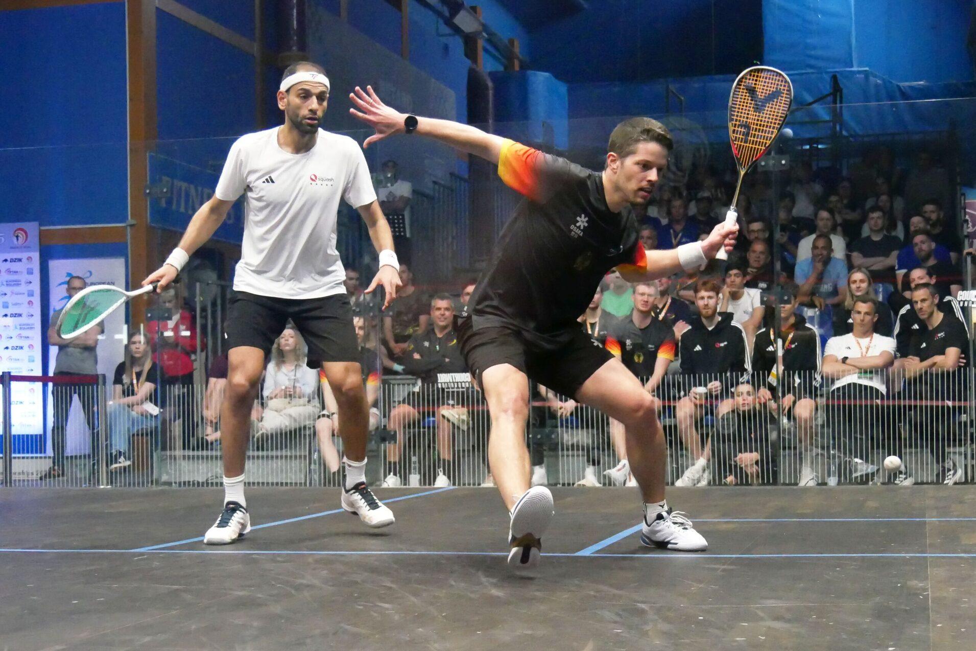 Raphael Kandra (re) zeigte im Halbfinale gegen England eine b&auml;renstarke Leistung und besiegte den ehemaligen Weltranglisten-1. Mohamed Elshorbagy in vier S&auml;tzen - Bild: DSQV - Lennard Jessen