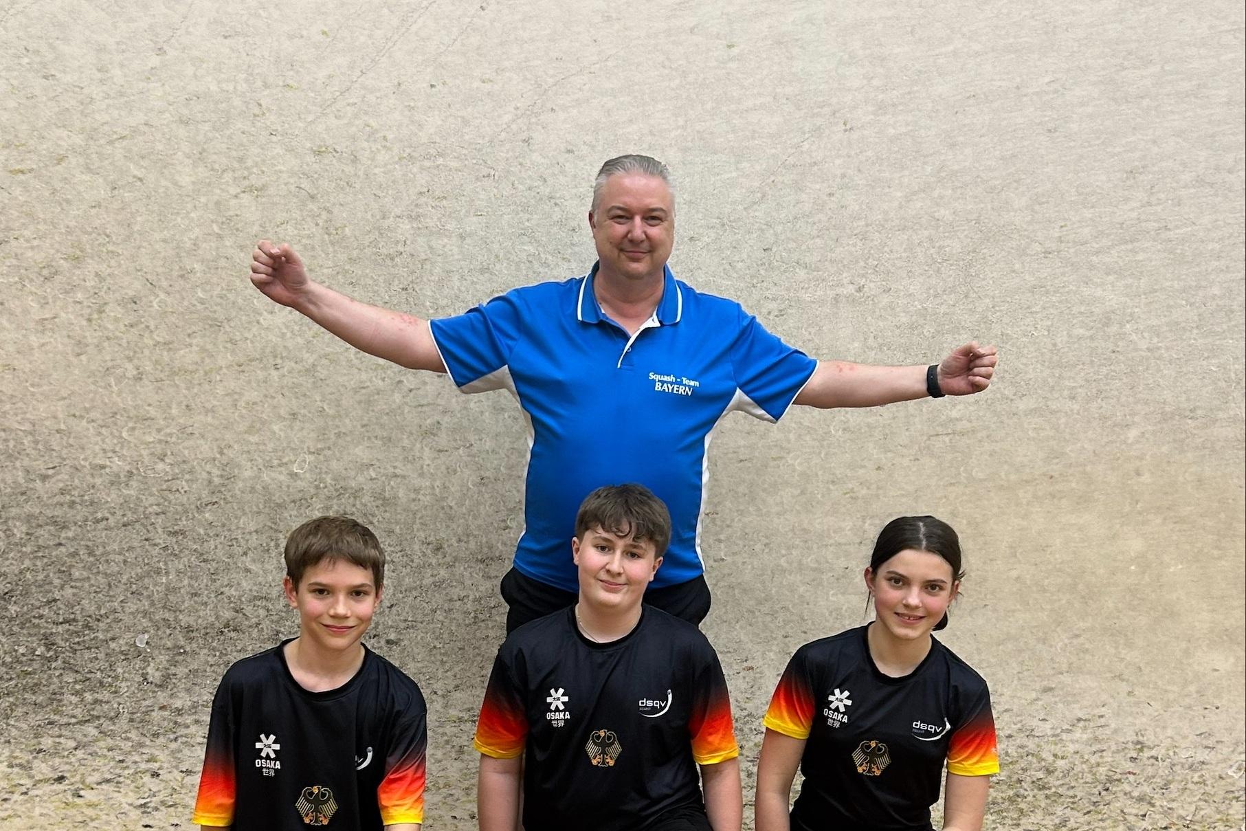 K&ouml;nigsbrunns Vereinstrainer John Thornton (hinten) mit den KSC-Nachwuchstalenten Johannes Mahl (li), Robin Thornton (Mitte) und Jasmina Mahl.