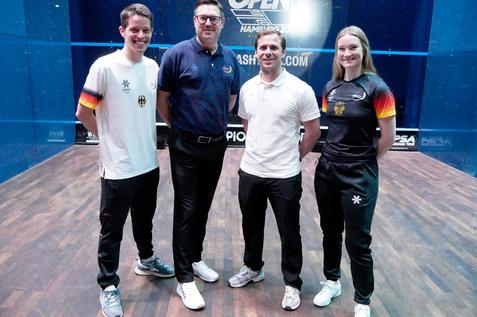 DSQV-Pr&auml;sident Michael G&auml;de (2.v.l.), Anthony Boschman von OSAKA World zusammen mit mit den beiden Nationalmannschaftsmitgliedern Saskia Beinhard (re) und Raphael Kandra (li) - Bild: DSQV-Lennard Jessen