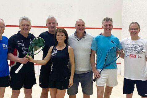 Die deutschen Squash-Masters in Langnau am Albis (es fehlt: Andreas Poschner): Christian Br&ouml;cker, Dietmar J&uuml;rschik, Stefan Leifels, Monika Wesselkamp, Rob Nayman, Sven Reiter und Carsten Doil (v.l.n.r.)