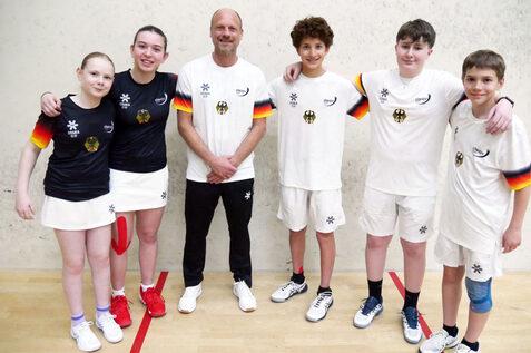 V.l.n.r.: Lea Sophie Gsell, Emilia Hartmann, Bundeshonorartrainer U15 Thomas Hahn, Dartagnan Rastogi, Robin Thornton und Johannes Mahl - Bild: DSQV - Lennard Jessen
