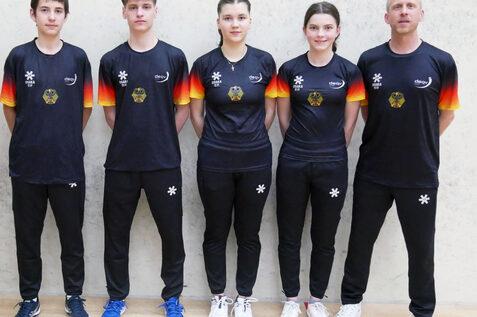 Die deutsche U17-Nationalmannschaft mit Bundeshonorartrainer U17 Christian Radeke (1.v.r.). Es fehlt auf dem Foto: Cedric Andersen