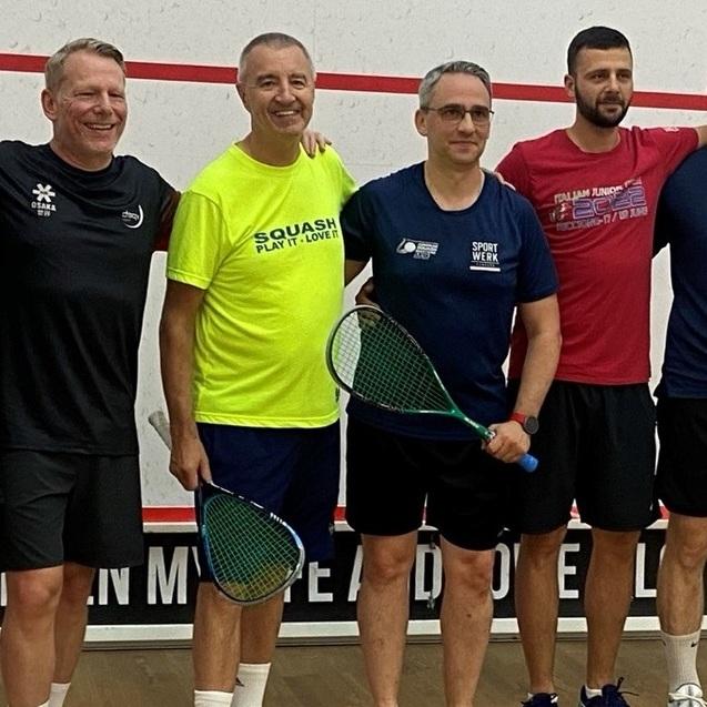F&uuml;nf von insgesamt sechs Deutschen mit einem weiteren internationalen Squashfreund (2.v.r.) in Zagreb (v.l.n.r.): Iris Stockbauer, Thomas D&ouml;rnhoff, Alan Hathway, Sebastian Arenas Y Casal sowie Pavel Yushkevic (1.v.r.), es fehlt: Lothar Homburg.