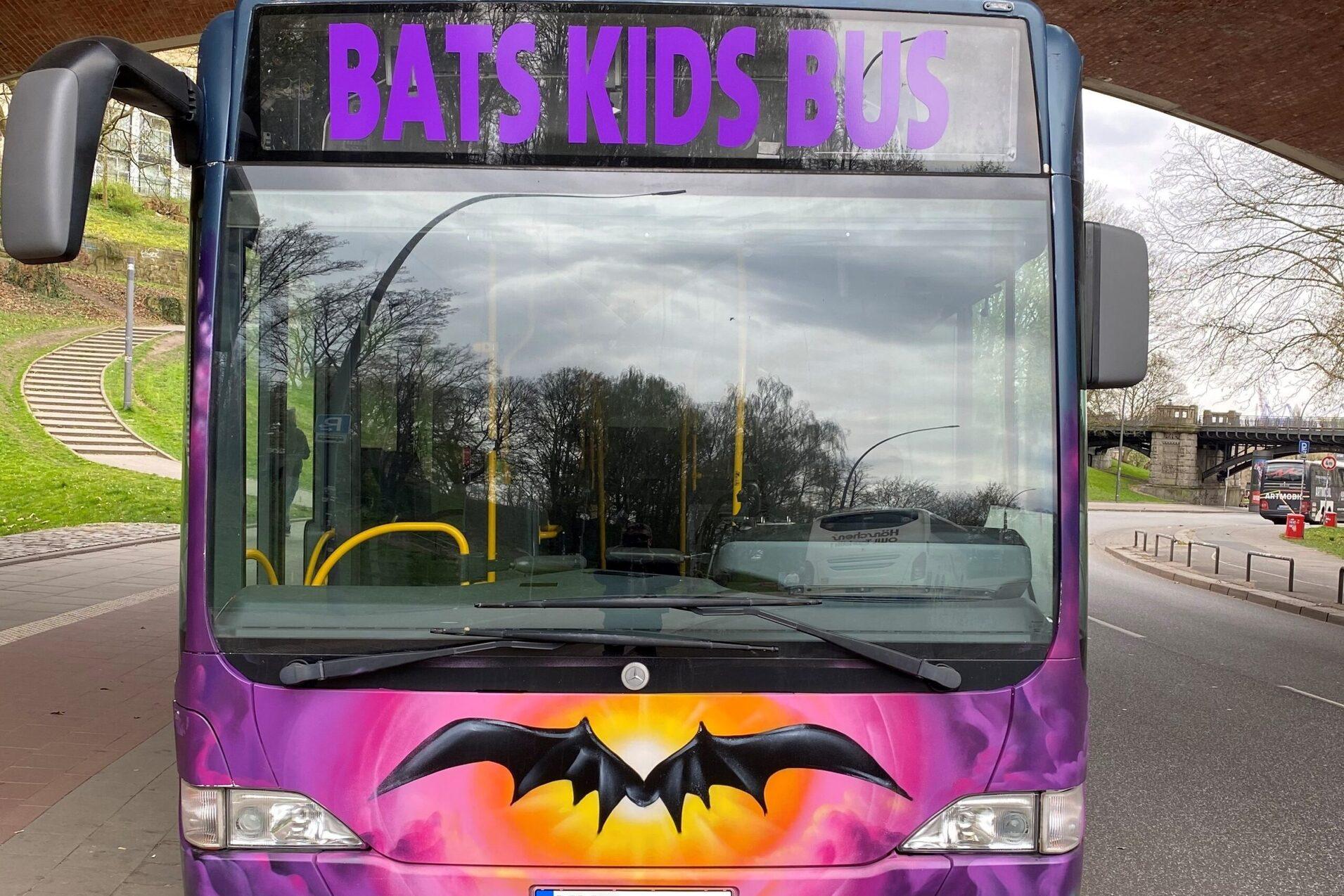 Der Bats-Kids-Bus von vorne - Bild: Martin Meyer
