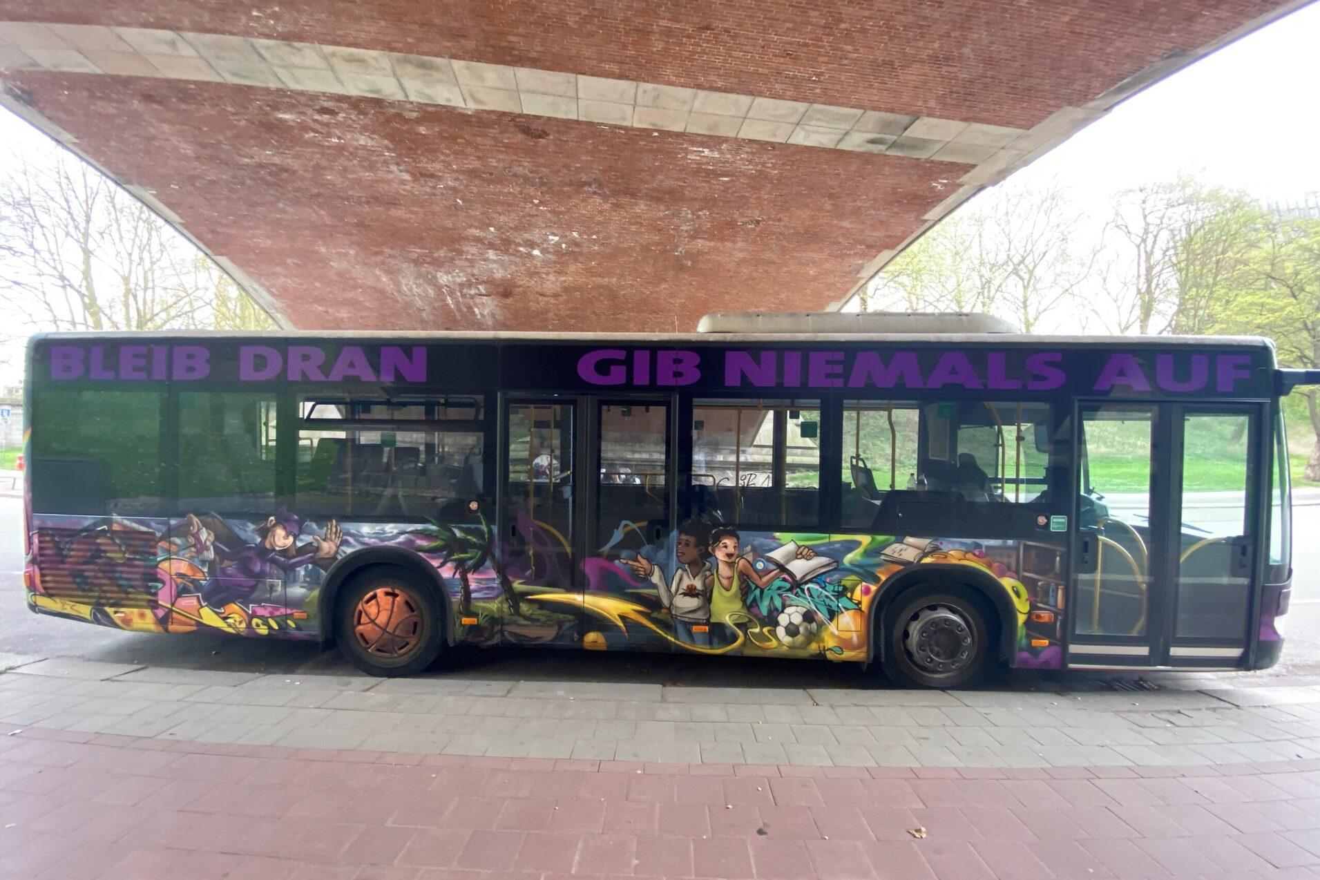 Der Bats-Kids-Bus von der Seite - Bild: Martin Meyer