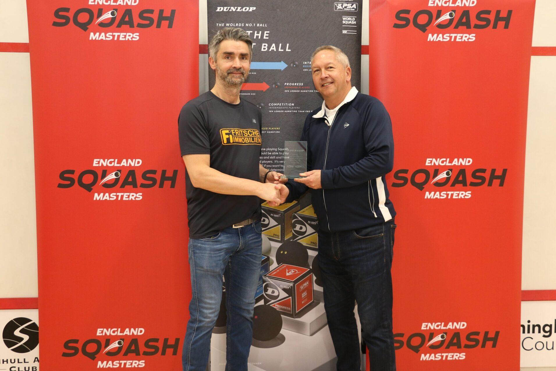 Predi Fritsche (li) und Steve Heatley, Vertreter des Turniersponsors Dunlop International Europe, bei der Siegerehrung - Bild: England Squash Masters