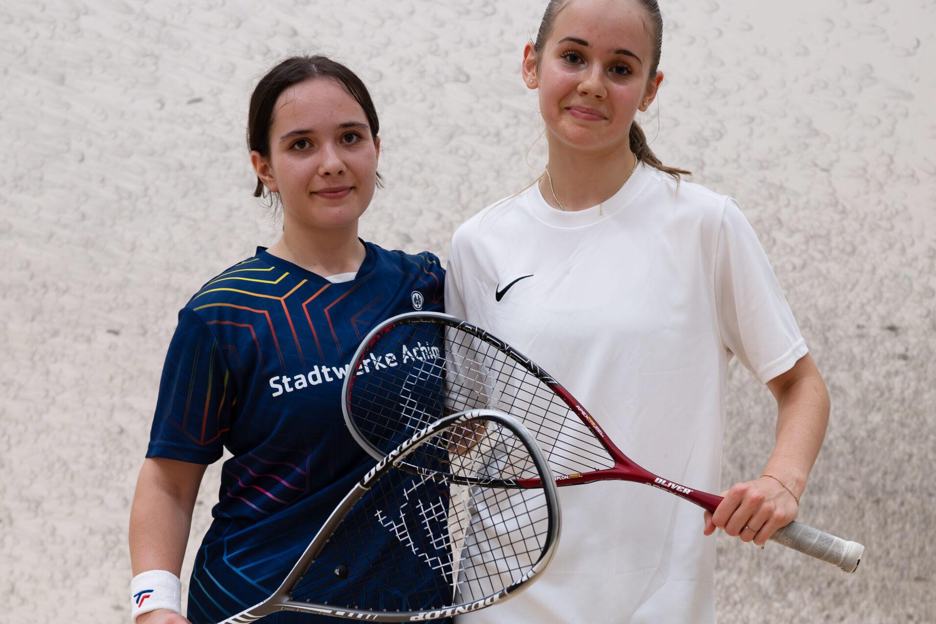 Elif Agarer (li) und Emma Rohlfs spielten das Mädchen-Finale gegeneinander - Bild: Stefan Rohlfs
