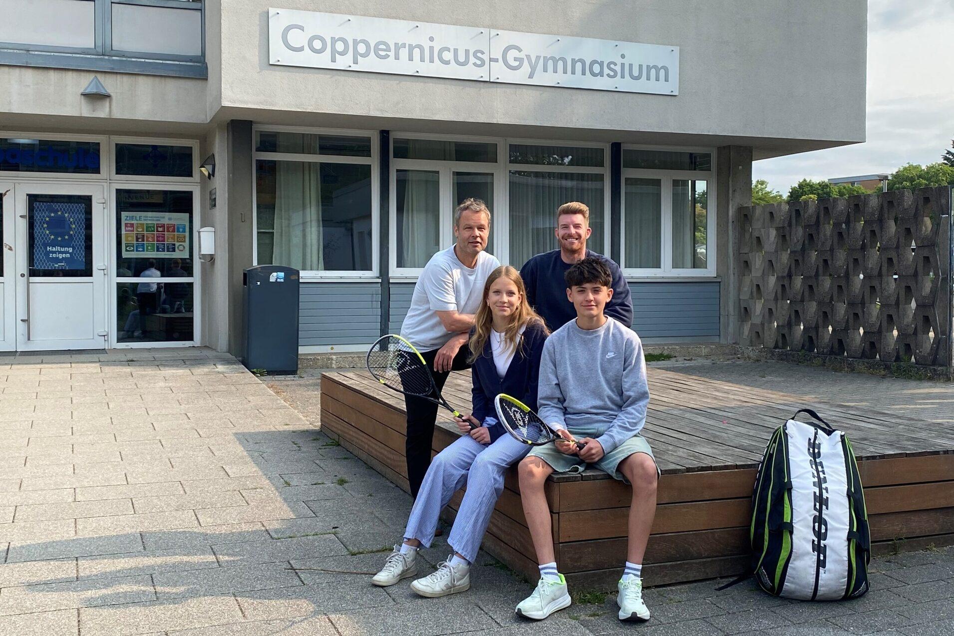 Freuen sich gemeinsam, dass das Coppernicus Gymnasium in Norderstedt erste Modellschule der neuen DSQV-Initiative Squash Up! wird: Simon Frenz, Mitinitiator von SQUASH UP! (h.l.), Sportlehrer und Mittelstufenleiter Henning Scholz sowie Sch&uuml;lerin Emma