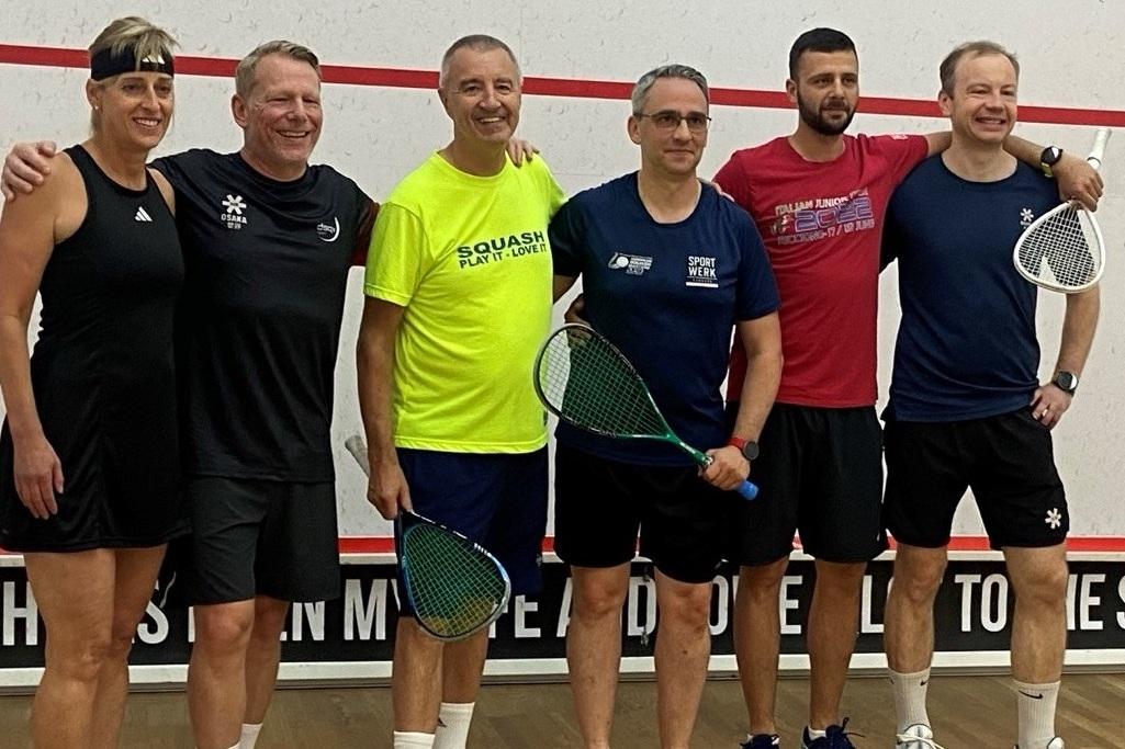 F&uuml;nf von insgesamt sechs Deutschen mit einem weiteren internationalen Squashfreund (2.v.r.) in Zagreb (v.l.n.r.): Iris Stockbauer, Thomas D&ouml;rnhoff, Alan Hathway, Sebastian Arenas Y Casal sowie Pavel Yushkevic (1.v.r.), es fehlt: Lothar Homburg.