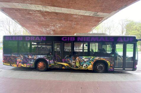 Der Bats-Kids-Bus von der Seite - Bild: Martin Meyer