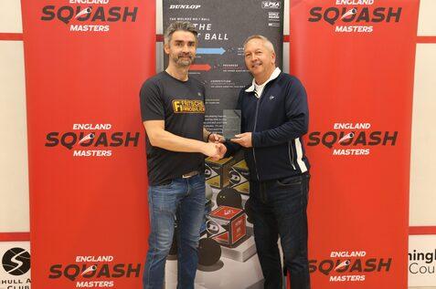 Predi Fritsche (li) und Steve Heatley, Vertreter des Turniersponsors Dunlop International Europe, bei der Siegerehrung - Bild: England Squash Masters