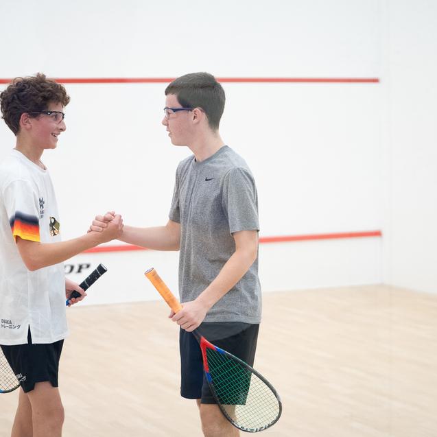 Dartagnan Rastogi (li) nach dem verlorenen Duell mit dem US-Amerikaner Nate Lemasters (re) - Bild: Gerhard Nel/Dutch Junior Open