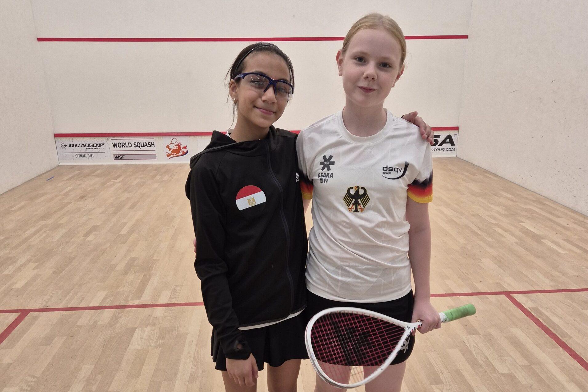 Lea Sophie Gsell (re) mit ihrer U13-Halbfinalgegnerin Layan Omara - Bild: Rainer Westphal