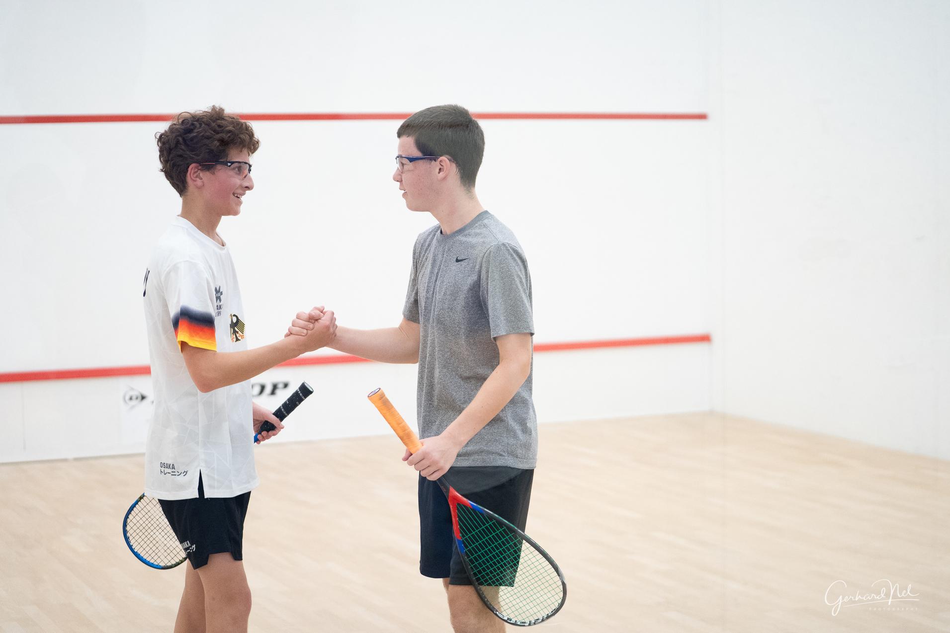 Dartagnan Rastogi (li) nach dem verlorenen Duell mit dem US-Amerikaner Nate Lemasters (re) - Bild: Gerhard Nel/Dutch Junior Open