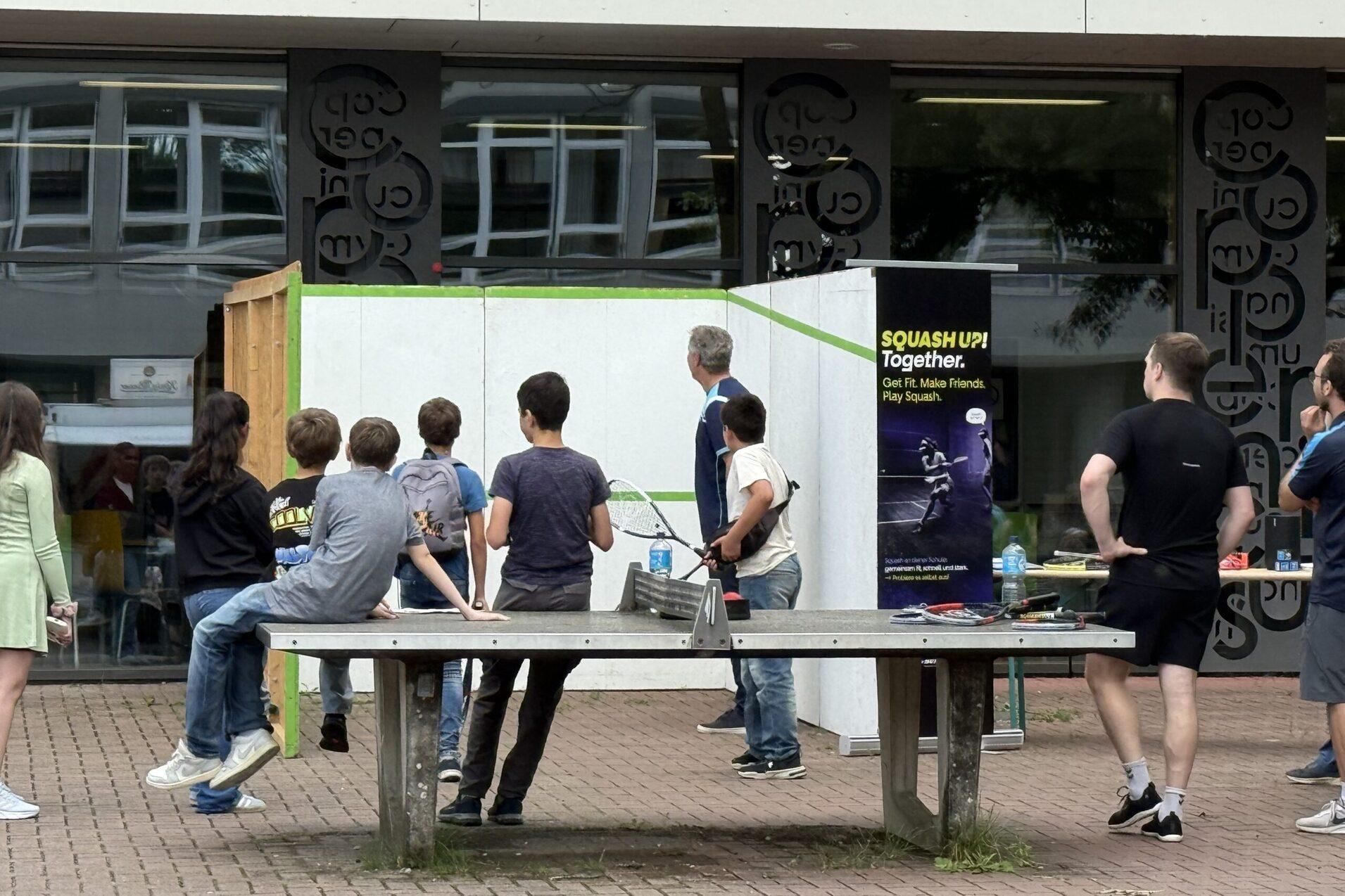 Ein buntes Treiben herrschte am mobilen Squashcourt des Squash Verbandes Schleswig-Holstein e.V. beim Tag der offenen T&uuml;r der Coppernicus Schule in Norderstedt - Bild: Martin Meyer