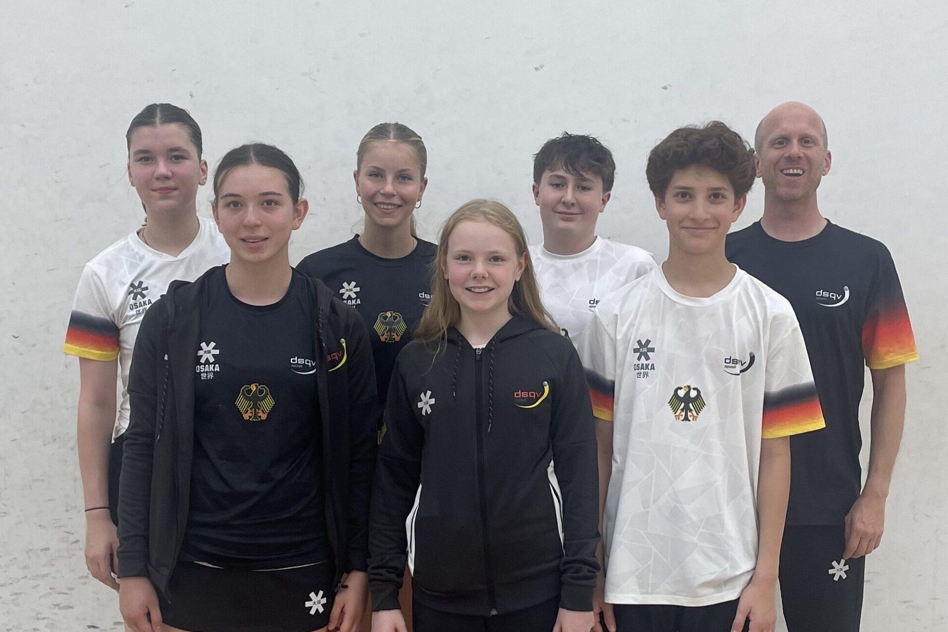 Die bei den Dutch Junior Open 2025 für Deutschland nominierten Nachwuchstalente zusammen mit Bundeshonorartrainer Christian Radeke (1.v.r.), hinten v.l.n.r.: Sabrina-Sharona Dinn, Chiara Lang, Robin Thornton, vorne v.l.n.r.: Emilia Hartmann, Lea Soph