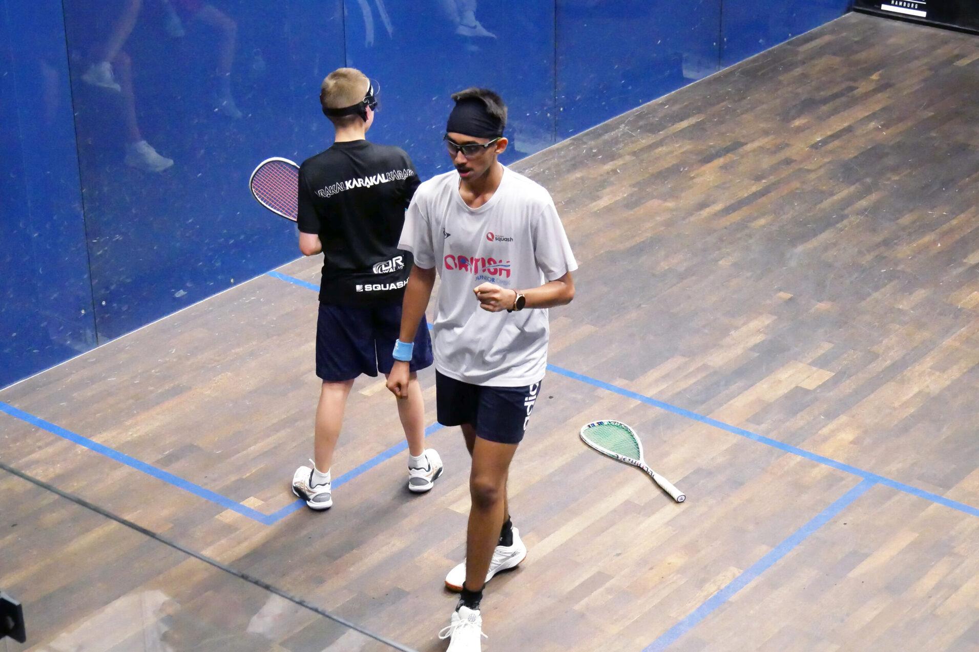 Shreyansh Jha bejubelt seinen U15-Finalerfolg gegen Mateusz Lohmann - Bild: DSQV - Lennard Jessen